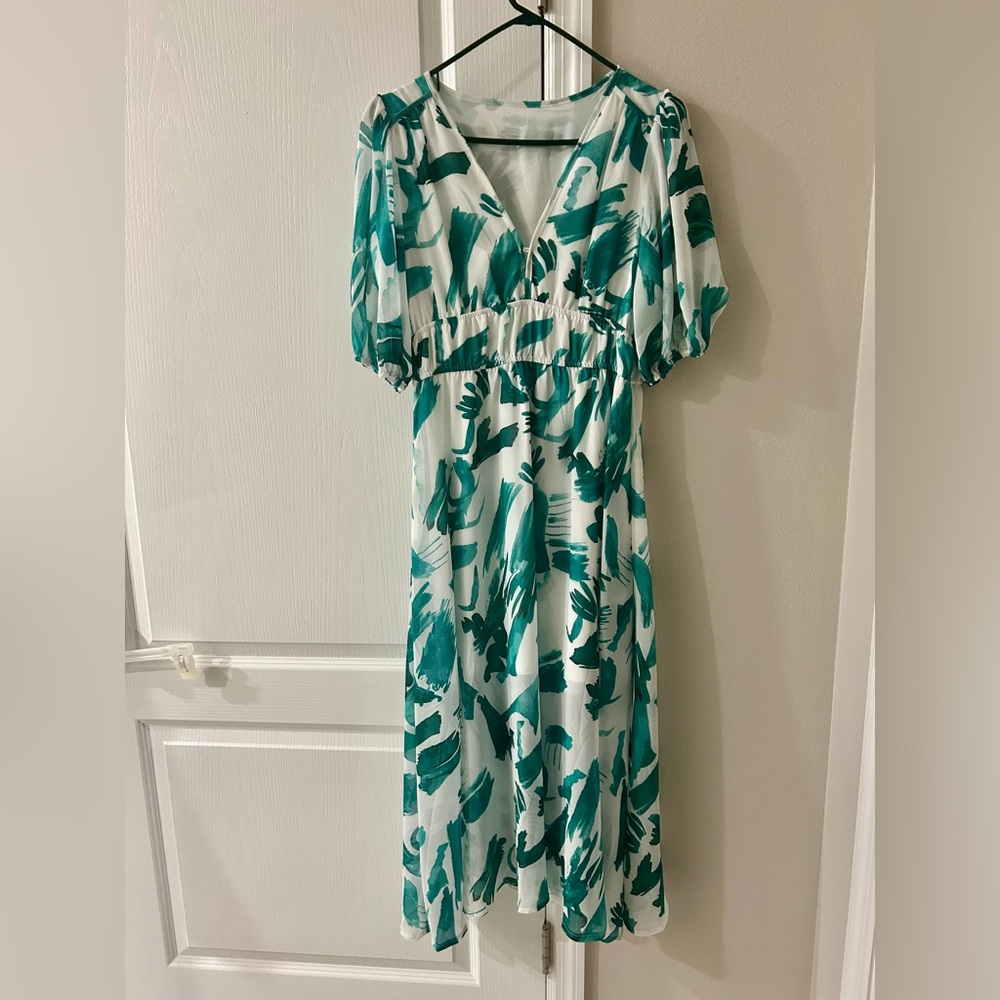 NWT Elegant Green and White Women's Dress Size Medium